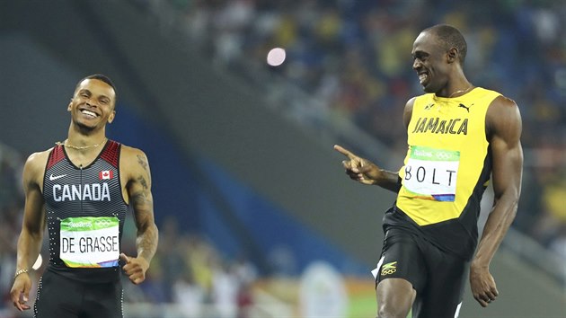 TAK TAKHLE NE, HOCHU! Usain Bolt musel s smvem na rtech v semifinle dvoustovky brnit sv prvn msto ped dotrajcm Kanaanem de Grassem.
