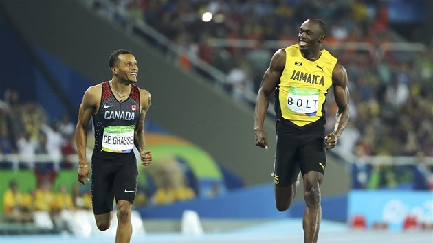 TAK TAKHLE NE, HOCHU! Usain Bolt musel s úsměvem na rtech v semifinále dvoustovky bránit své první místo před dotírajícím Kanaďanem de Grassem.