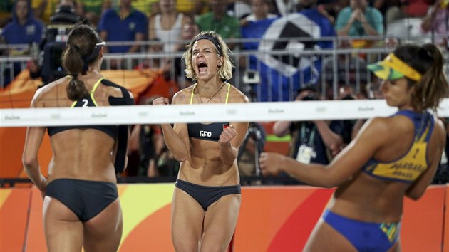ZLAT RADOST. Laura Ludwigov a Kira Walkenhorstov se raduj z vtzstv ve finlovm zpase olympijskho turnaje v plovm volejbale.