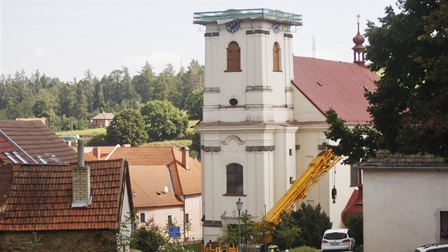 Snášení střechy z věže kostela v Brtnici na Jihlavsku.