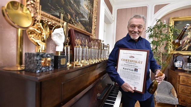 Karel Gott získal za své rekordní množství obdržených ocenění od pelhřimovské agentury Dobrý den, která české rekordy eviduje, certifikát i speciální skleněnou lahev.