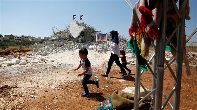 Palestinci u domu zbořeného izraelskými úřady kvůli chybějícímu povolení k výstavbě.