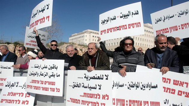 Arabsk poslanec izraelskho Knesetu Ahmat Tibi (uprosted) na demonstraci ped sdle premira proti demolicm neleglnch palestinskch dom (31. 01. 2016).