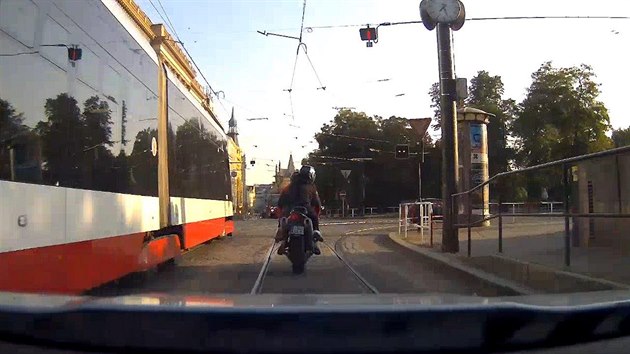 Motork se spolujezdkyn ujdl ped policisty, nakonec havaroval v parku (11.8.2016).