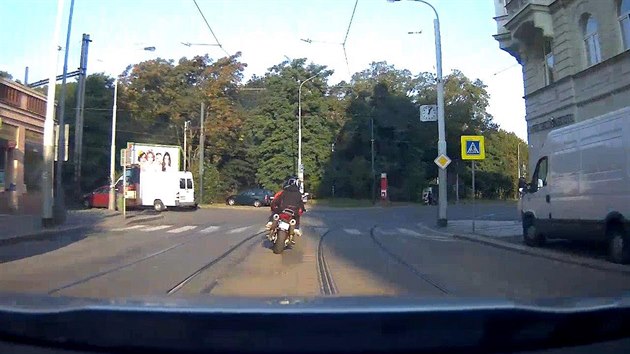 Motork se spolujezdkyn ujdl ped policisty, nakonec havaroval v parku (11.8.2016).