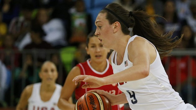 Americk basketbalistka Breanna Stewartov v utkn olympijskho turnaje v Riu proti Srbsku.