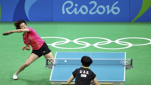 Ting Ning (elem) a Li Siao-sia ve finle olympijskho turnaje stolnch tenistek v Riude Janeiro.