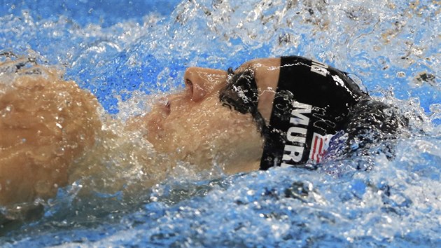 Americk plavec Ryan Murphy m za  olympijskm triumfem na 200 metr znak.