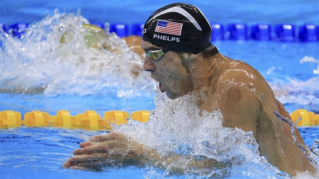 ZA DALM ZLATEM. Michael Phelps na polohov dvoustovce na olympijskch hrch v Riu.