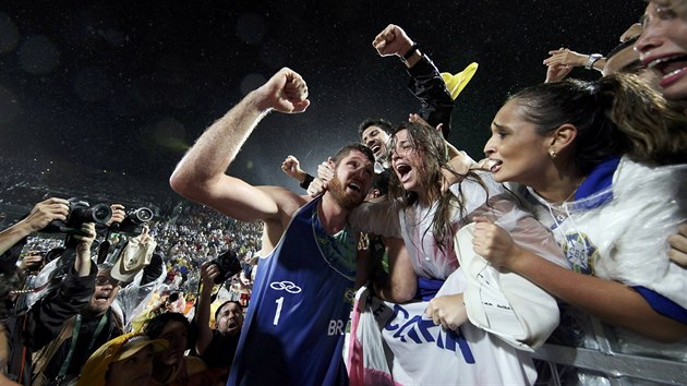Brazilec Alison oslavuje s fanouky triumf ve finle olympijskho turnaje...