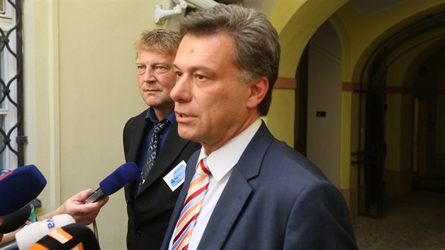 Pedseda vyetovac komise Pavel Blaek mluv s novini po vslechu bvalho detektiva OOZ Jiho Komrka. (18.8.2016)