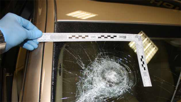 Mladík kovovou tyčí rozmlátil výlohy i luxusní automobily zaparkované v autosalonu v Plzni v Lidické ulici. (10. srpna)