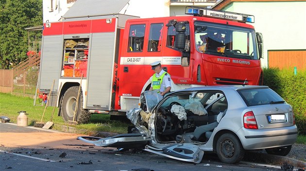 Srka autobusu a kody Fabia v Lnch u Plzn si vydala ti zrann. (15. srpna 2016)