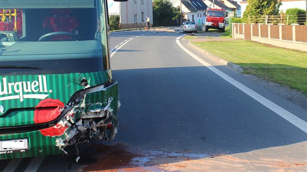 Srka autobusu a kody Fabia v Lnch u Plzn si vydala ti zrann. (15. srpna 2016)