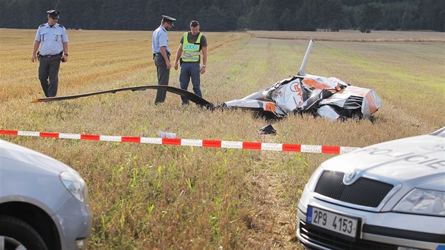 Pi pdu vrtulnku u Kaznjova na Plzesku zahynuli dva lid. (16. srpna 2016)