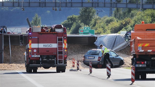 Na dlnici D5 u Mta havaroval kamion a ti osobn auta, jeden lovk zemel. (17. srpna 2016)