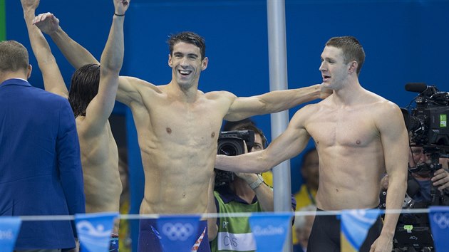 Michael Phelps (uprosted) se raduje spolu se svmi spolubojovnky z triumfu americk polohov tafety.
