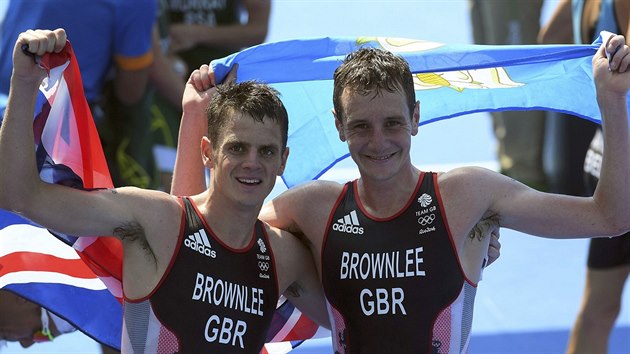 Zlatý Alistair Brownlee (vlevo) a jeho stříbrný bratr Jonathan Brownlee z Velké Británie ovládli olympijský závod triatlonistů.