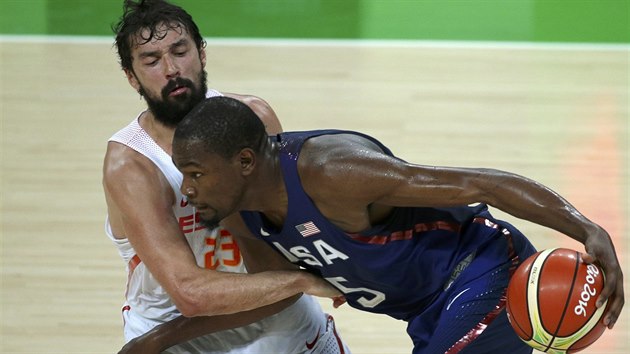 panlsk basketbalista Sergio Llull (vlevo) brn  Kevina Duranta z USA.