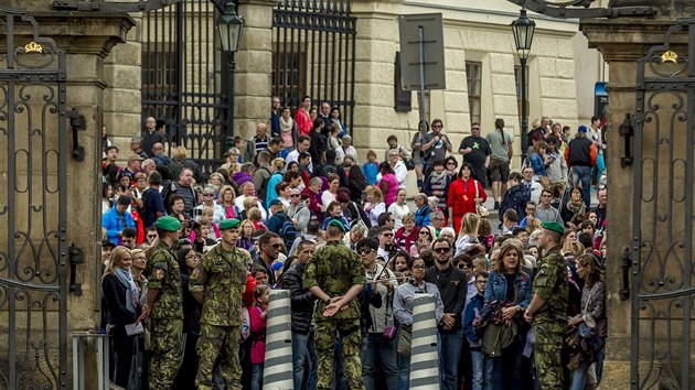 Bránu z Hradčanského náměstí na okamžik uzavřeli vojáci, aby se Hradní stráž mohla vystřídat. To ve frontách obvykle vytvoří chaos. (11. 8. 2016)
