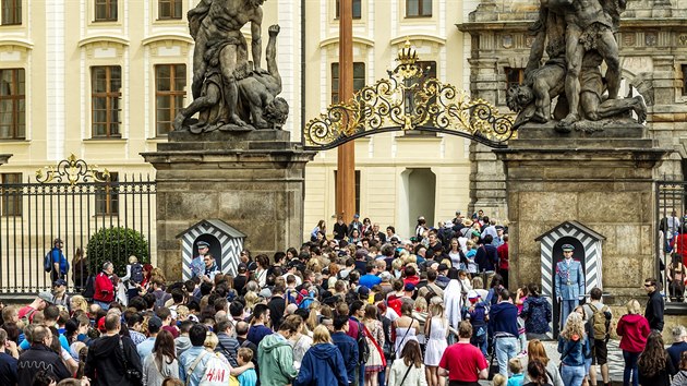 Až dvousetmetrové fronty trápí v posledních dnech turisty, kteří musí absolvovat policejní kontrolu u každého vstupu na Pražský hrad. Brána z Hradčanského náměstí. (11. 8. 2016)