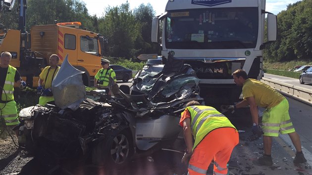 Na 29. kilometru dlnice D1 dolo k nehod dvou kamion a osobnho auta, kter kamiony mezi sebou slisovaly (15. 8. 2016)