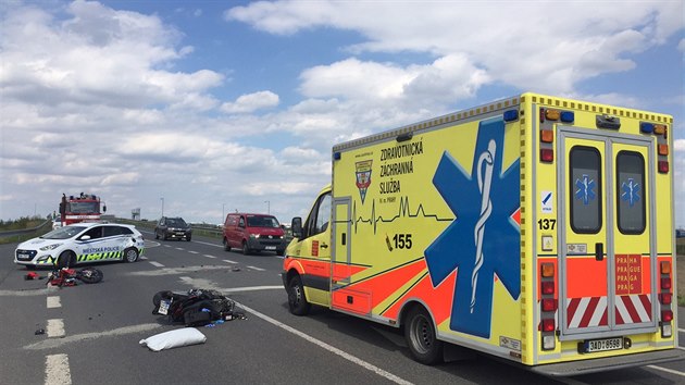 Jednadvacetilet idi motorky se u Dolnch Bean stetl ve stokilometrov rychlosti s autem mstsk policie. S porannm rukou byl pevezen do motolsk nemocnice (15.8.2016)