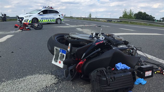 Jednadvacetilet idi motorky se u Dolnch Bean stetl ve stokilometrov rychlosti s autem mstsk policie. S porannm rukou byl pevezen do motolsk nemocnice (15.8.2016)