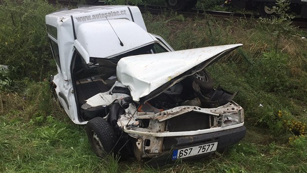 Na nechráněném železničním přejezdu v obci Všejany se srazilo auto s projíždějící drezínou, jednu těžce zraněnou osobu odvezl vrtulník (17.8.2016)