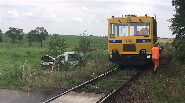 Na nechráněném železničním přejezdu v obci Všejany se srazilo auto s projíždějící drezínou, jednu těžce zraněnou osobu odvezl vrtulník (17.8.2016)