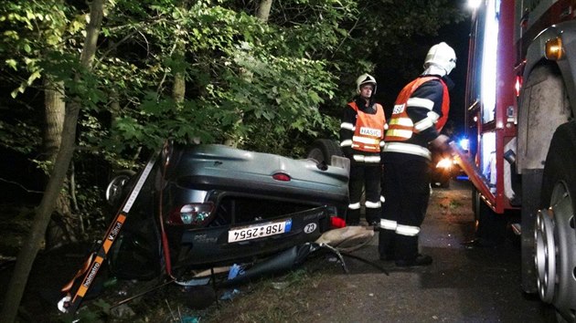 Tragick nehoda se stala vera veer u obce Kontopy. Jednaedestilet idi z nezjitnch dvod vyjel ze silnice a narazil s autem do stromu(18.8.2016)