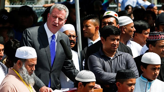 Newyorsk starosta Bill De Blasio promlouv vedle pozstalch na pohbu zavradnho imma Maulma Akondho a jeho spolupracovnka Thara Uddna. (15. 8. 2016)