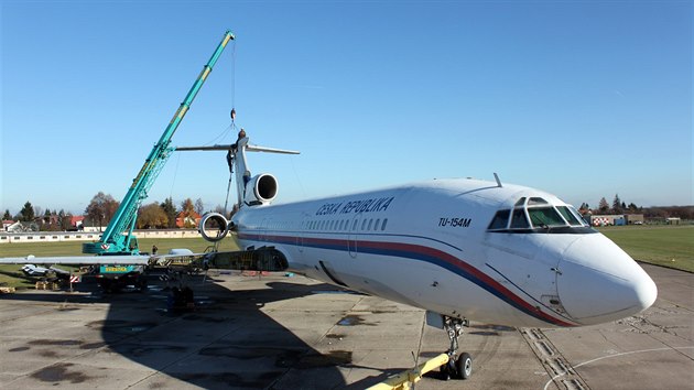 V listopadu 2015 se kunovi�t� muzejn�ci poprv� pokusili sejmout horizont�ln� stabiliz�tor letounu TU-154M.