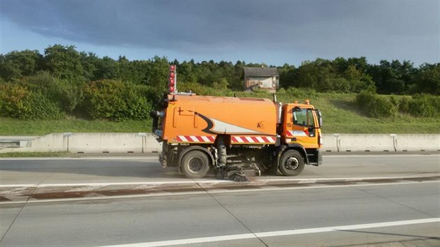 idi kamionu na njezdu na dlnici D1 havaroval a prorazil ndr. Kvli jeho snaze jet dl pak museli hasii eit nik nafty na zhruba plkilometrovm seku silnice.