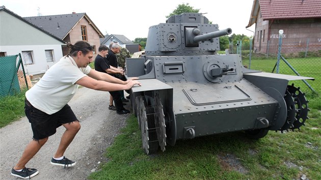 Pehldky bojov techniky Cihelna se letos astn i replika eskoslovenskho tanku LT-38, kterou si na okraji Olomouce postavil nadenec Ivan Dud.