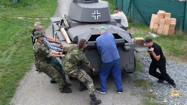 Pehldky bojov techniky Cihelna se letos astn i replika eskoslovenskho tanku LT-38, kterou si na okraji Olomouce postavil nadenec Ivan Dud.
