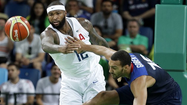 DeMarcus Cousins (v blm) z USA pihrv kolem Rudyho Goberta z Francie.