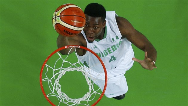 Nigerijsk basketbalista Ben Uzoh don m do brazilskho koe.