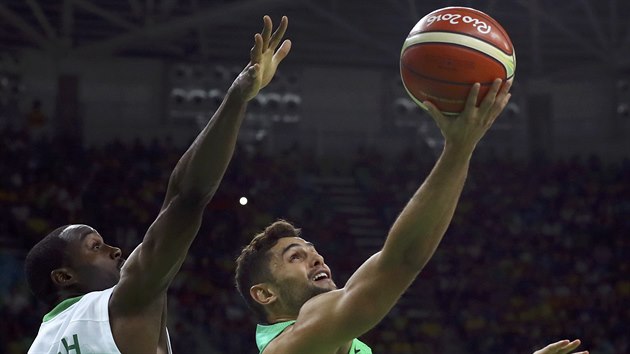 Nigerijsk basketbalista Michael Umeh (vlevo) se pokou zablokovat Raulzinha Neta z Brazlie.