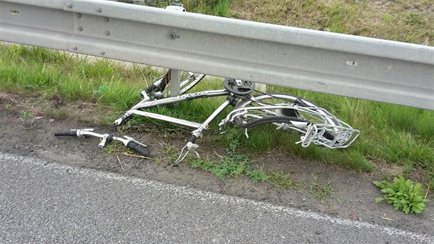 Při tragické nehodě u Týniště zemřel cyklista (17.8.2016).