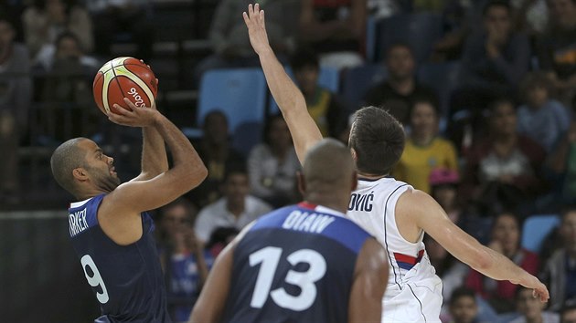 Francouzsk basketbalista Tony Parker m na ko v utkn proti Srbsku, blokuje ho Stefan Markovi.