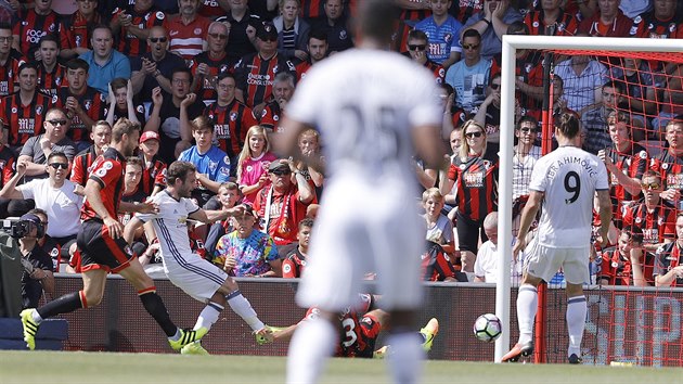 Juan Mata z Manchesteru United (druh zleva) skruje do st Bournemouthu.