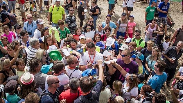 Zlatý judista Lukáš Krpálek v obležení fanoušků v olympijském parku Rio-Lipno