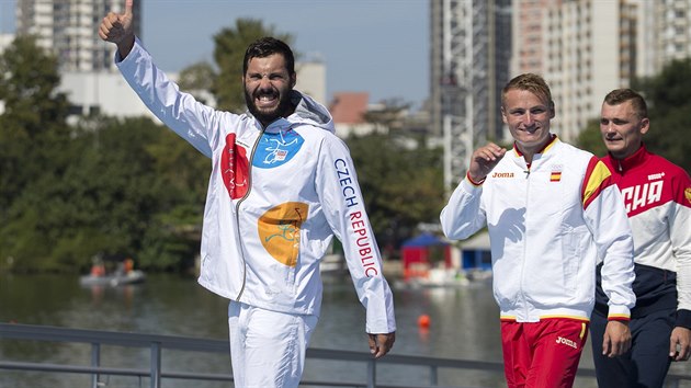 Stbrn kajak Josef Dostl (vlevo) kr na medailov ceremonil.