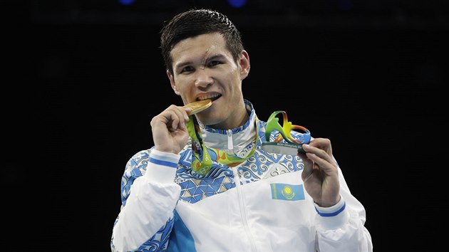 Kazask boxer Danijar Jelusinov se zlatou medail, kterou vybojoval na olympid v Riu.