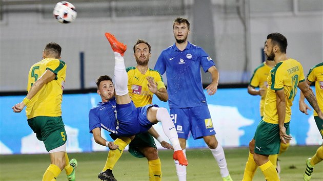 Momentka z duelu AEK Larnaka vs. Liberec - druh zleva je hostujc Radim Breite, tvrt zleva je Nikolaj Komlienko z Liberce.