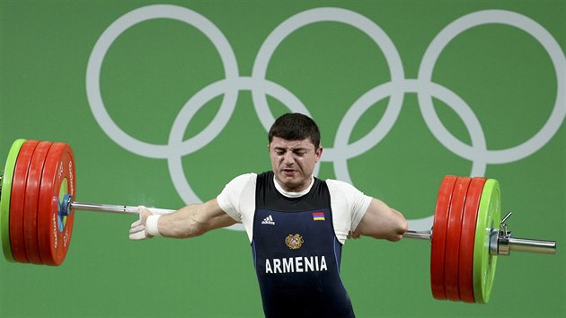 ZVRCEN RUKA. Armnsk vzpra Andranik Karapetjan si v olympijskm finle do 77 kilogram zlomil pi nadhozu ruku.