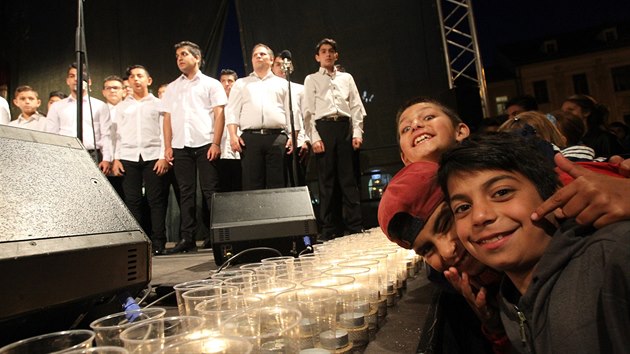 Koncerty romských dětí s Idou Kelarovou a filharmoniky.