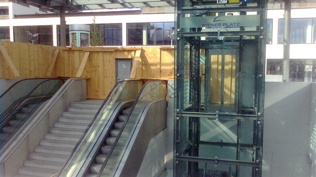 Zatlučené vchody do podzemní nákupní pasáže u drážďanského nádraží.