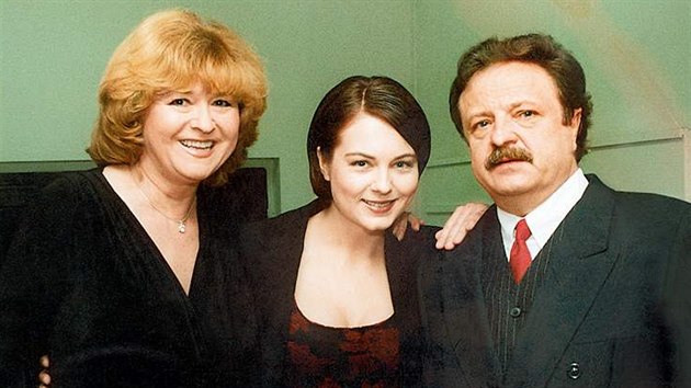 Pavlna Wolfov v roce 1998 s rodii, Pavlnou Filipovskou a Petrem Splenm pi naten v TV Nova.